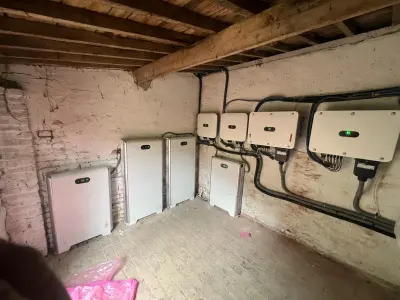 Onduleurs solaires dans local technique