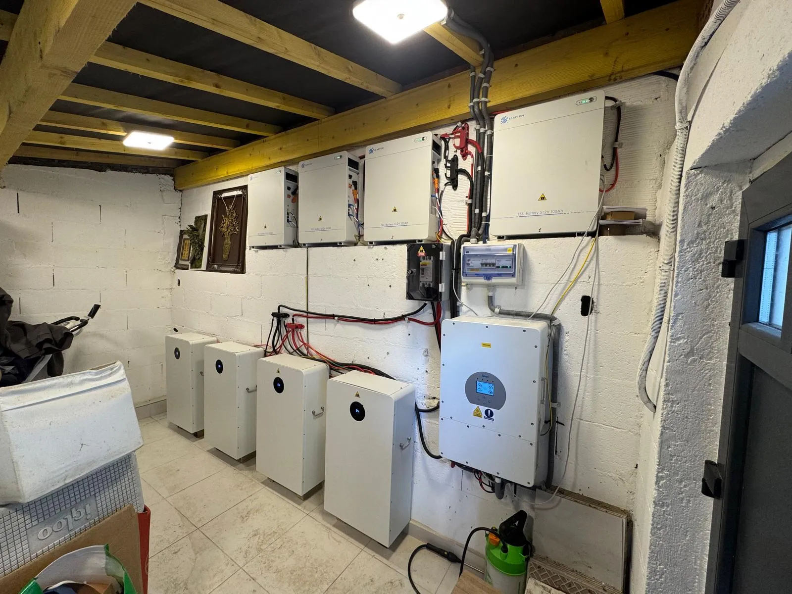 Technicien effectuant la maintenance d'onduleurs photovoltaïques